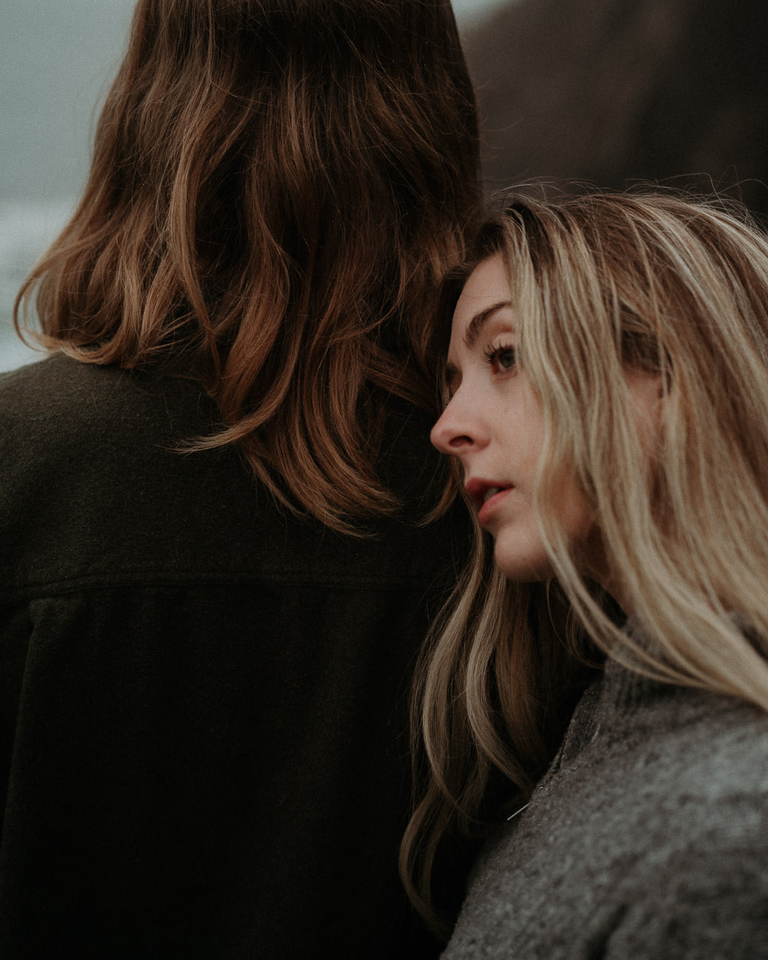 Hannah leaning against Clay during their Oregon coast session